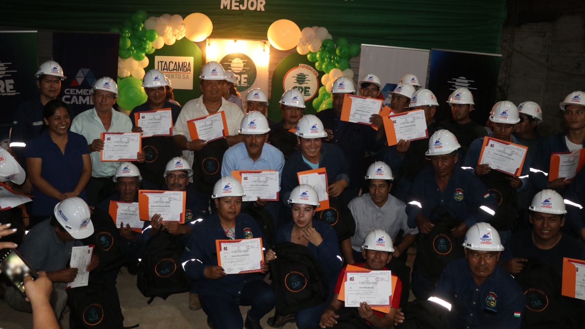 Grupo de trabajadores de la construcción graduados en los cursos impartidos por Itacamba y Fundación CRE